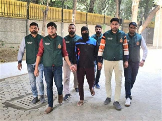 फायरिंग व हत्या के दो मामलों में वांछित इनामी गैंगस्टर यादव गिरफ्तार