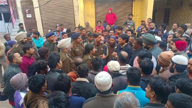 मकानों को तोड़ने आए दस्ते का विरोध, पूर्व डिप्टी मेयर व इलाका पार्षद के साथ सैकड़ों लोग सड़क पर उतरे