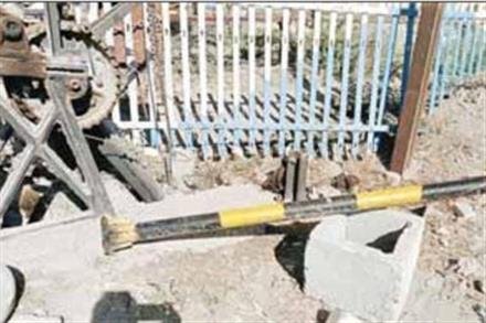 स्कूली वैन ने तोड़ा गंगानगर मार्ग के रेलवे क्रोसिंग फाटक को, फरार