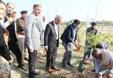 CHIEF SECRETARY SANJEEV KAUSHAL VISITED RELIANCE'S MODEL ECONOMIC TOWNSHIP