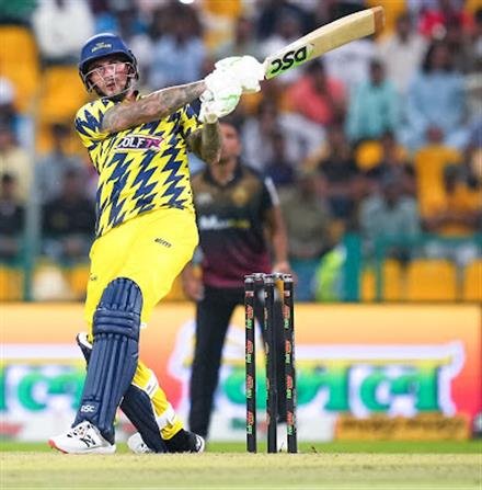 ALEX HALES AND CHRIS LYNN LIFT TEAM ABU DHABI PAST NORTHERN WARRIORS