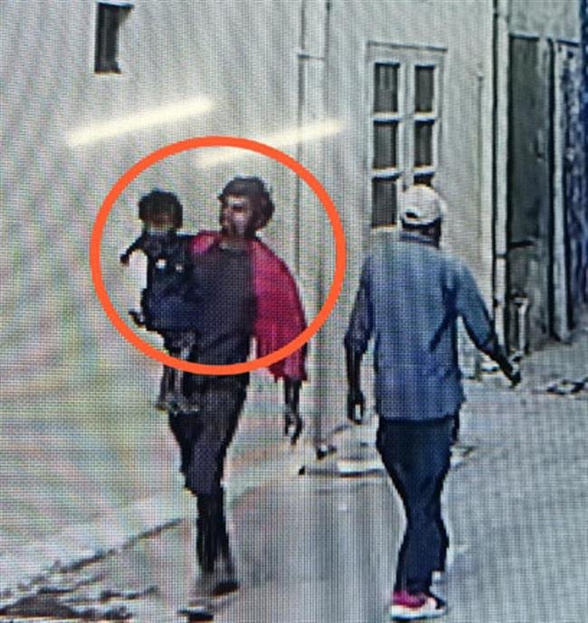 2 वर्षीय बच्चे का अपहरण, सीसीटीवी में आया सामने