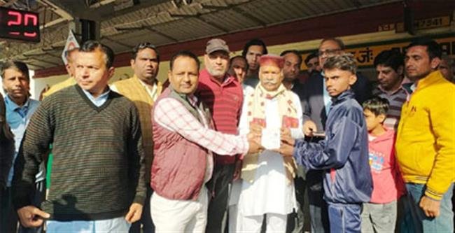 विकलांगों को समाज सेवी विपन ने बांटे रेलवे पास