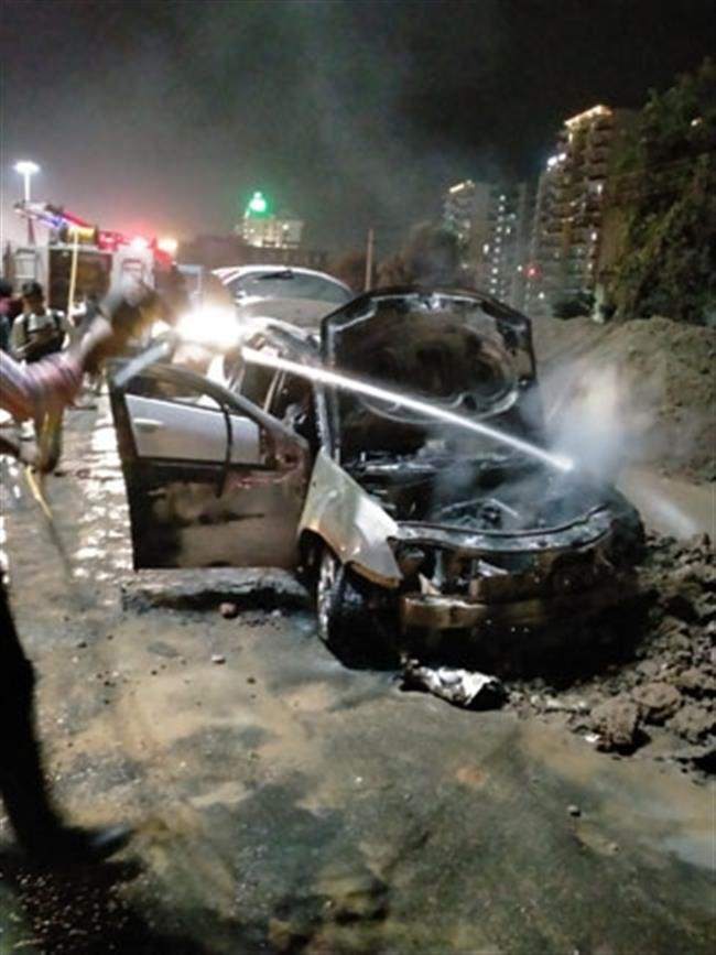 चलती गाड़ी को लगी आग, बाल बाल बच्चे कार चालक