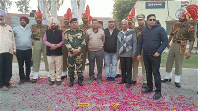 भारत पाक सीमा पर मनाया गया बीएसएफ का स्थापना दिवस