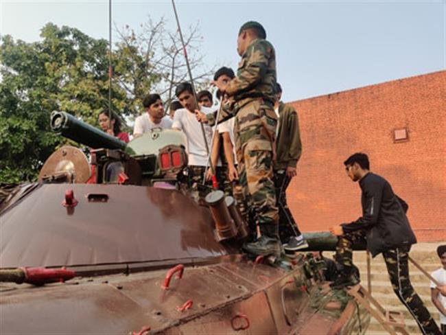 चंडीगढ़ डिफेंस एकेडमी के बच्चों ने मिलिट्री लिटरेचर फेस्ट में लिया हिस्सा