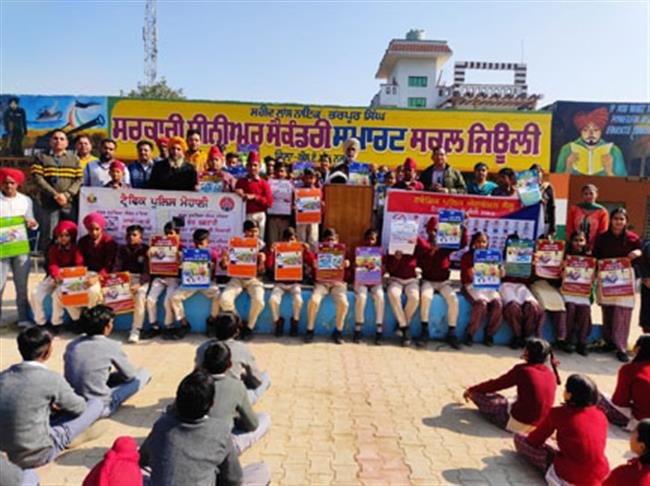 यातायात पुलिस ने दी स्कूली बच्चों को यातायात नियमों की जानकारी