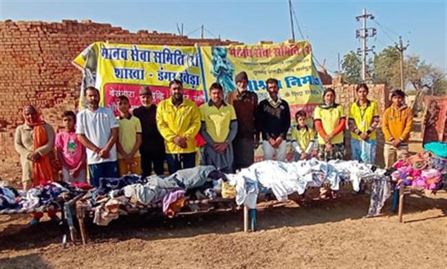 ईट भट्टों पर प्रवासी परिवारो को संस्था ने बांटे वस्त्र