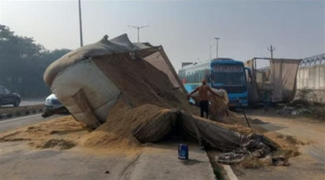 हाईवे पर पलटी भूसे से भरी ट्राली, कई घंटे लगा जाम