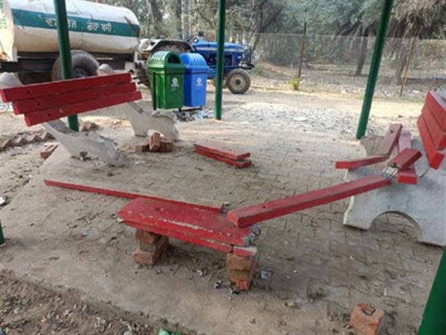 खराब गुणवत्ता वाले बेंचों की खुली पोल