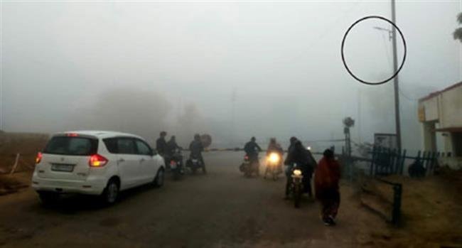 लाईट बंद होने के चलते धुंध में दिखाई नहीं देता बंद फाटक, हो सकता है हादसा