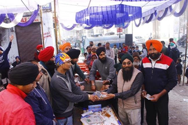 छोटे साहिबजादों व बाबा मोती राम महिरा की याद में लगाया दूध का लंगर