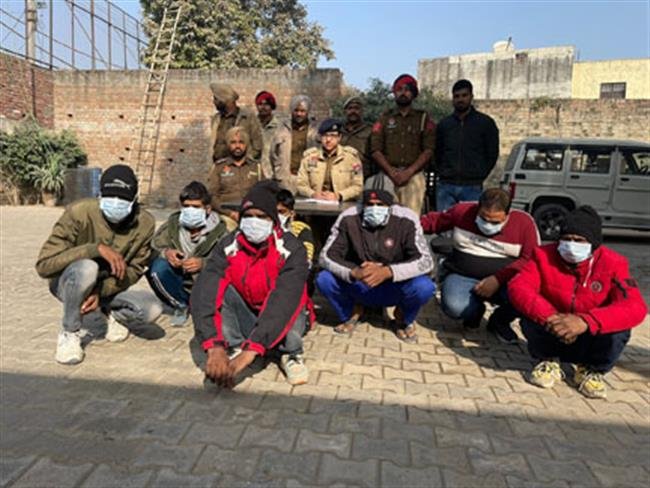 चोरी की प्लेट और वाहनों के साथ 7 चोर गिरफ्तार