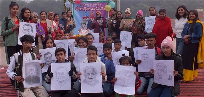 नारी जागृति मंच ने अटल बिहारी वाजपेयी के जन्मदिन पर काटा केक, बच्चों ने बनाया वाजपेयी जी का स्कैच