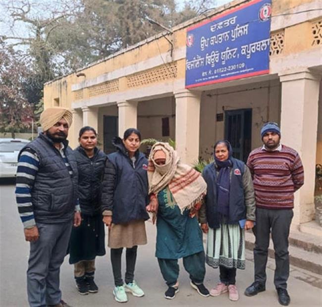 रंगदारी मामले में फऱार महिला आरोपी गिरफ़्तार