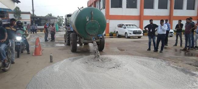 ग्रामीणों ने फैक्ट्री पर गंदा पानी फेंककर प्रदूषण फैलाने का आरोप लगाया