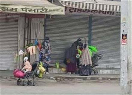 रेन बसेरा में जगह न मिलने से गरीब व गुब्बारे बेचने वाले कंपकपाती सर्दी में बाहर सोने को मजबूर