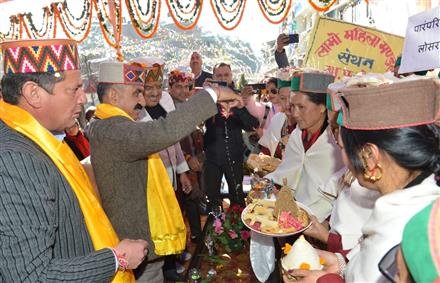 मुख्यमंत्री ने मनाली में शरद् महोत्सव का शुभारंभ के मौके महिला मंडलों की प्रोत्साहन राशि दस हजार से बढ़ाकर 20 हजार करने का किया एलान