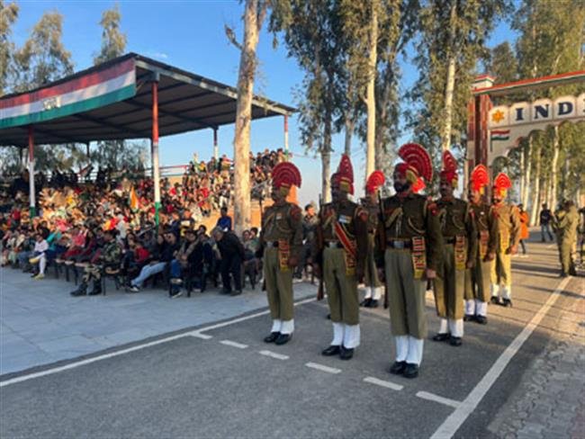 भारत-पाक सरहद पर मनाया बीएसएफ संग नववर्ष कार्यक्रम