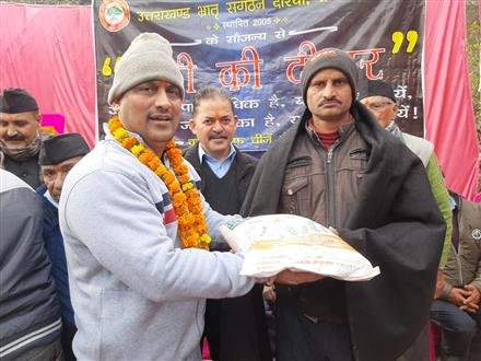 उत्तराखंड प्रकोष्ठ ने गरीब तबके के परिवारजनों को बांटा राशन व कंबल