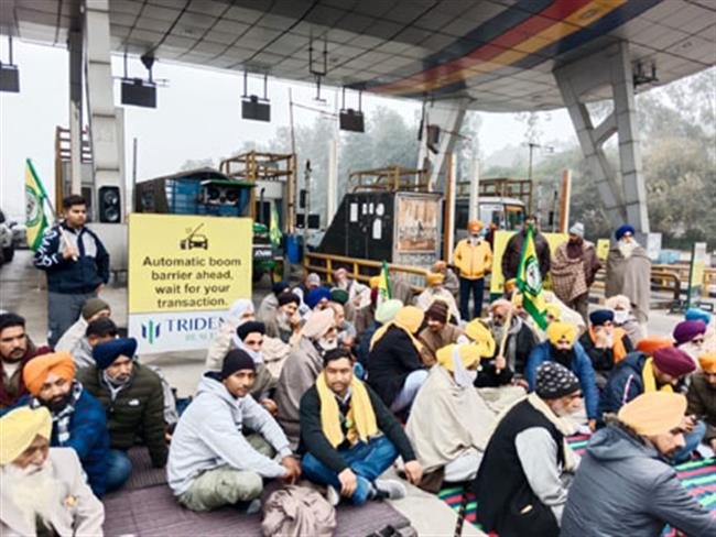 बीकेयू उग्रहां ने टोल प्लाजा पर 4 घंटे दिया धरना, फ्री निकाले वाहन