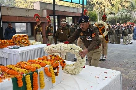 DELHI POLICE BRAVE ASI SHAMBHU DAYAL SUCCUMBED TO KNIFE INJURY WHILE FIGHTING CRIMINAL  CP PAID HOMAGE