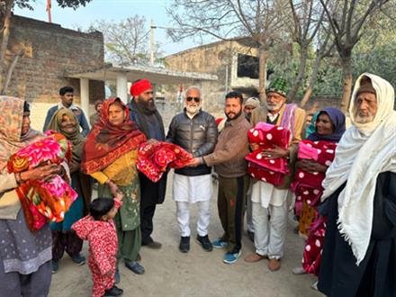 संस्था ने जरूरतमंद लोगों को बांटे कंबल