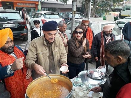 वुमेन एंड चाइल्ड वेलफेयर सोसाइटी ने लगाया कुलचे छोले का लंगर