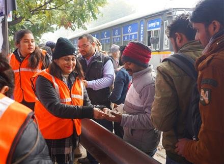 NGO TAMMANA PUT UP A COMMUNITY KITCHEN SERVING TEA AND FRITTERS FOR THE PASSERSBY