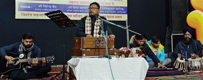 DR. NAVPRABHAT MESMERISE MUSIC FANS AT SWAR SADHANA