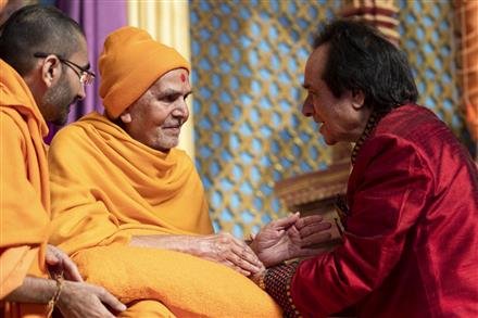 MANHAR UDHAS AND BAPS SWAMIS OFFER GRAND MUSICAL TRIBUTE TO PRAMUKH SWAMI MAHARAJ
