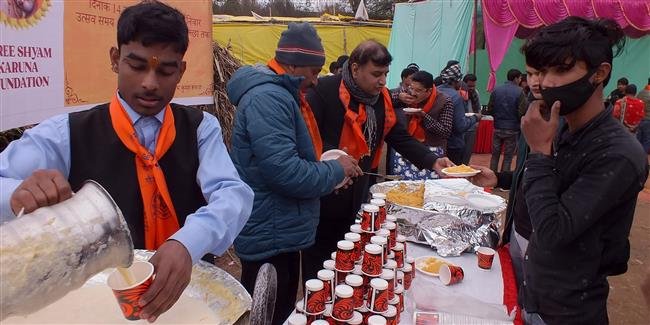 मकर संक्रांति: श्री श्याम करुणा फाउंडेशन ने लगाया केसरिया चावल व केसरिया दूध का लंगर