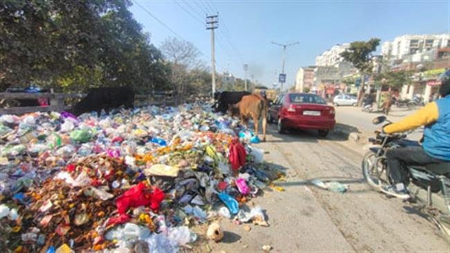 कूड़े के ढेरों से लोग परेशान, काऊंसिल व सरकार के खिलाफ की नारेबाजी