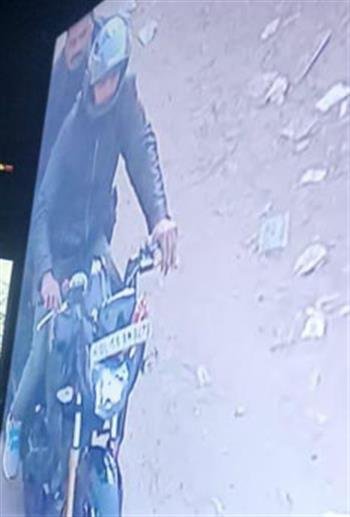 मोटरसाइकिल सवारों से करीब तीन लाख रुपये की लूट