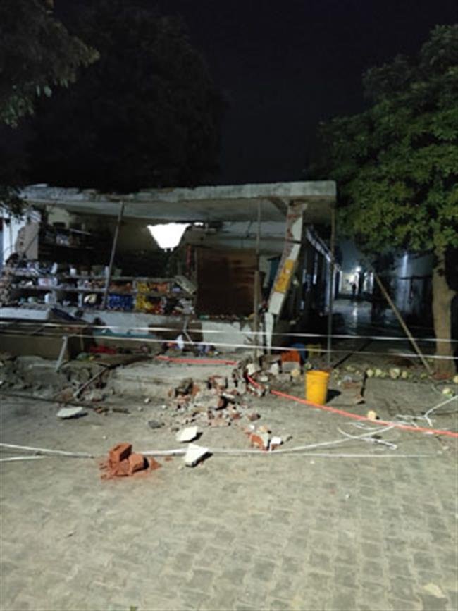 फ्रिज का कंप्रेशर फटने से चार बच्चे व दो महिलाओं सहित आठ जख्मी