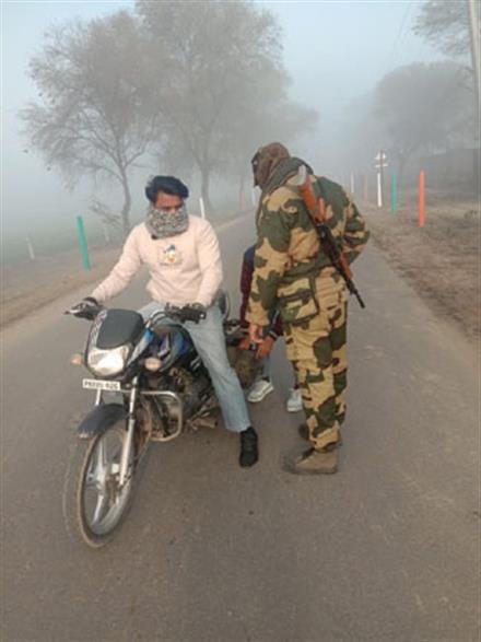 बीएसएफ द्वारा सीमावर्ती क्षेत्र में चलाया जा रहा है वाहन चेकिंग अभियान