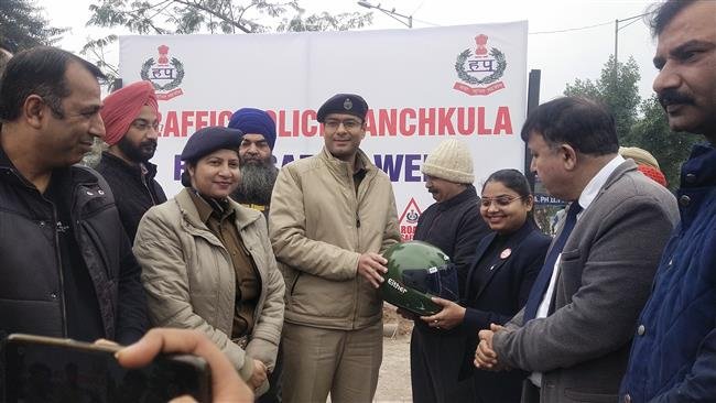 THE ROAD SAFETY ORGANIZATION AND PANCHKULA TRAFFIC POLICE DISTRIBUTES HELMENTS ON AWARNESS DRIVE