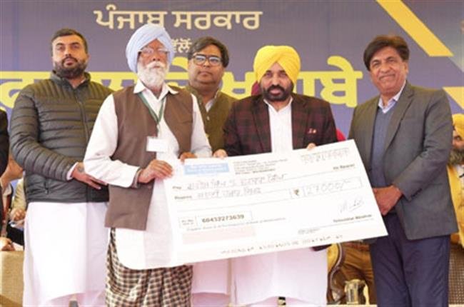 मुख्यमंत्री ने अबोहर जिला फाजिल्का में मुआवज़ा राशि के चैक सौंपे