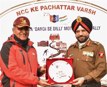 LT GEN BHINDER FLAGS IN NCC RALLY