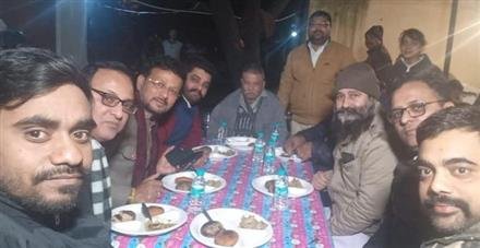 ऑनलाइन मीडिया एसोसिएशन ने लिट्टी चोखा खिलाकर मनाया गणतंत्रता दिवस