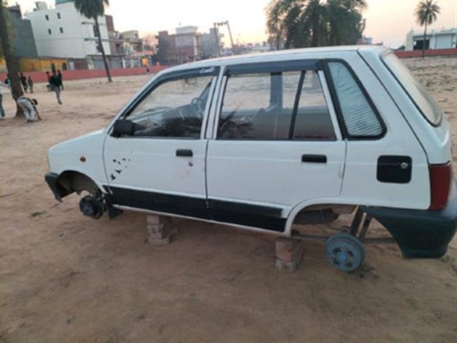 रात में दो गाड़ियां चोरी, एक कार सड़क बिना टायरों के खड़ी मिली