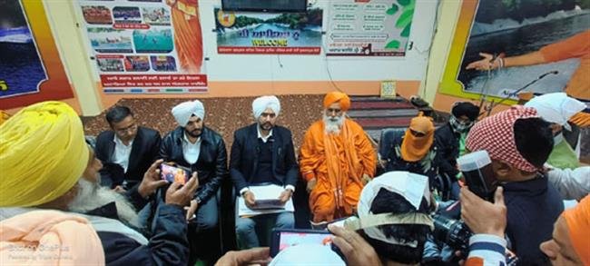 अरब देश में बंधक बनाई गई पीड़िता अपने घर पहुंची