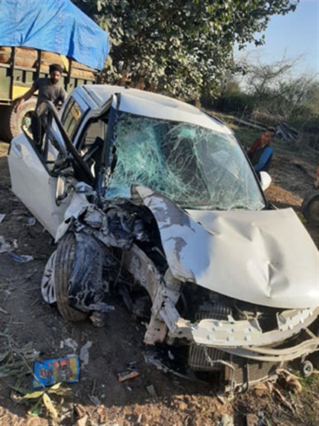 पेड़ से टकराई कार, पंच के जवान बेटे की मौत