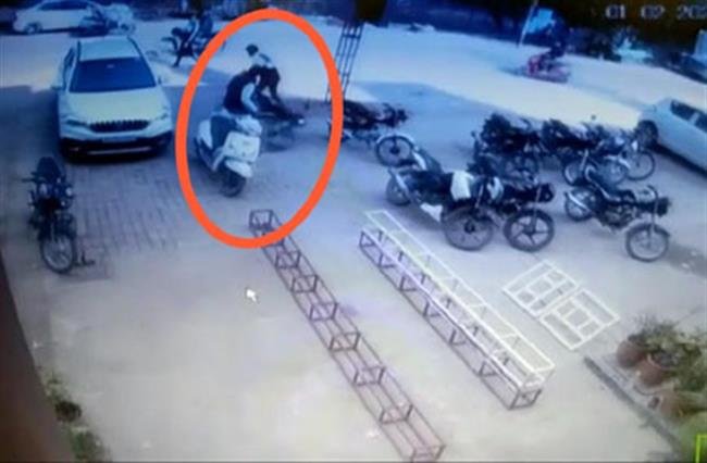 चोर द्वारा मोटरसाइकिल चोरी करने की कोशिश नाकाम