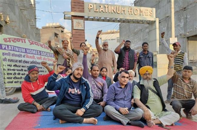 तीन दिन से धरने पर बैठे सोसाइटी निवासियों की नहीं की किसी ने सुनवाई
