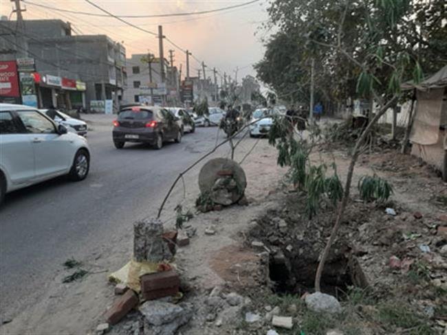 खुले मैनहोल दे रहे हैं हादसे का न्यौंता