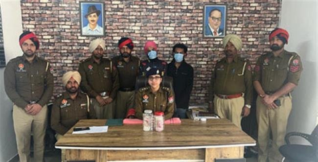 लूटपाट के आरोप में दो व्यक्ति मोटरसाइकिल व एक लाख चालीस हजार नकद के साथ गिरफ्तार