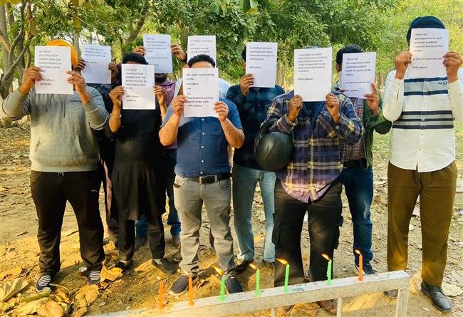 पंजाब यूनिवर्सिटी के स्टूडेंट सेंटर में ज्यूडिशियल एस्पिरेन्ट्स ने डर के मारे मुंह ढककर किया धरना प्रदर्शन