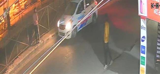 मोबाइल दुकान के टूटे ताले, डेढ़ लाख के सामान की चोरी